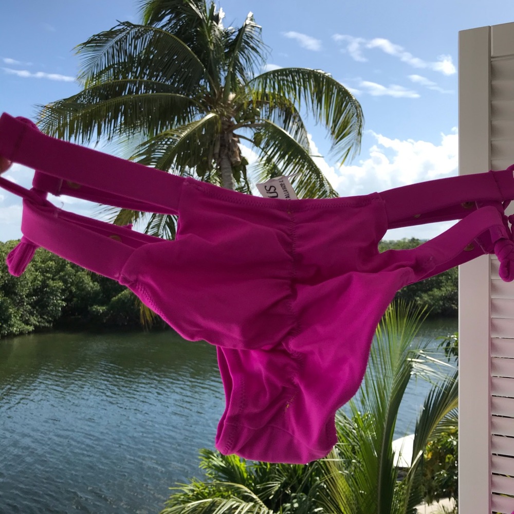 Bikini - Picture 2 of 3